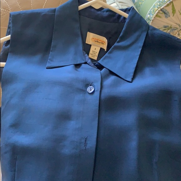 Ladies Top. - Picture 2 of 2